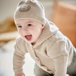 GOTS BABY BOY-Mütze, randlos Jacquard Löwe